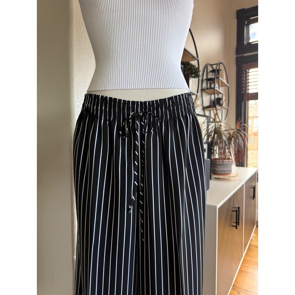 Lauren Ralph Lauren Black White Striped Wide Leg Pants Smocked Waist L
Boho Chic